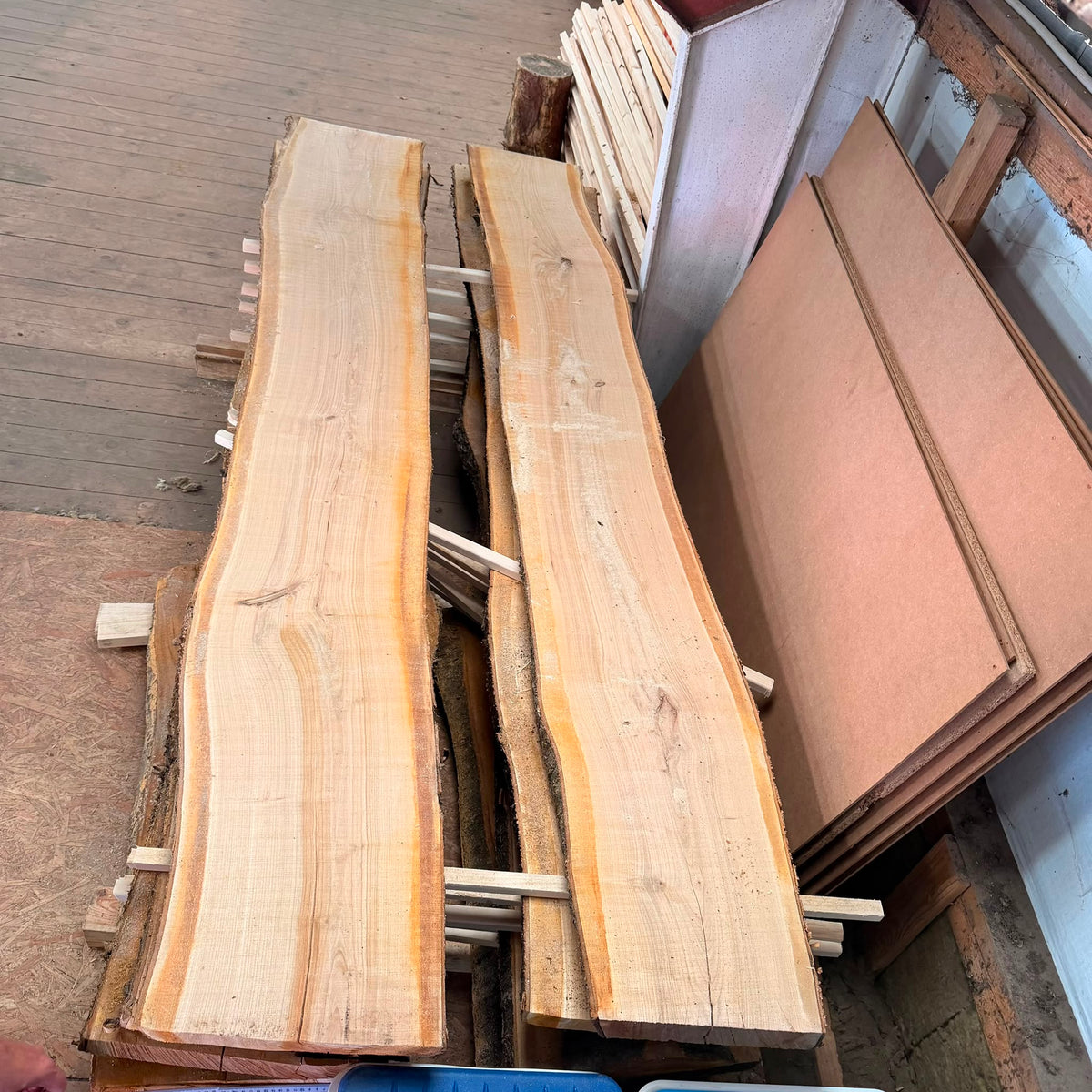Kirsebærplanker – 240 × 30–40 × 5 cm
